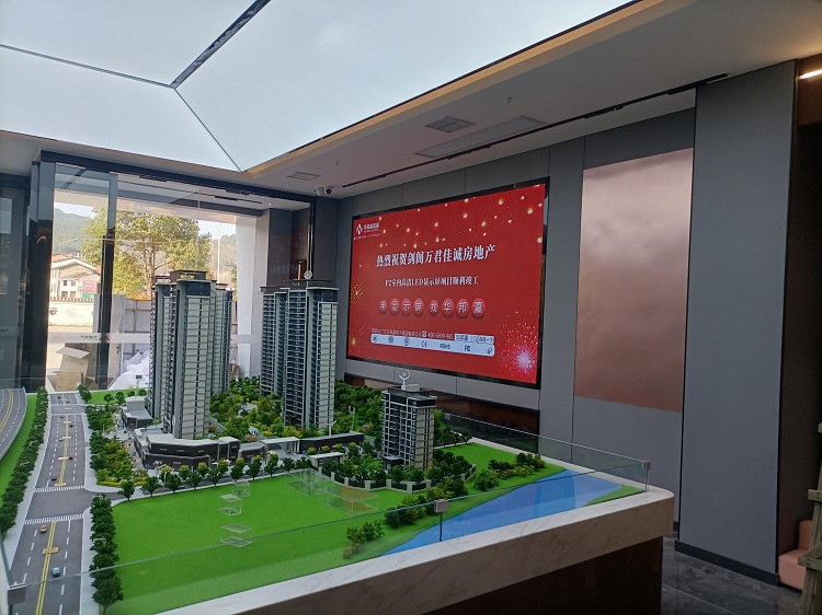 如今，在劍閣萬君佳城房地產(chǎn)售樓處，P2室內(nèi)LED顯示屏憑借優(yōu)越的可視性和強(qiáng)烈的視覺沖擊力，成為售樓處宣傳的得力助手。